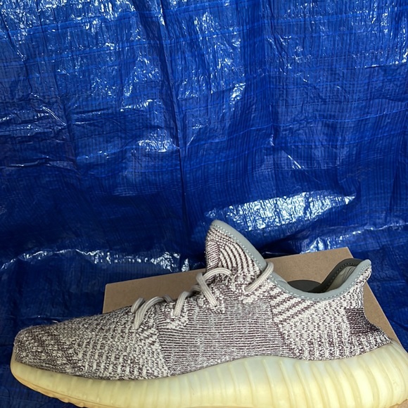Yeezys 350 v2 Zyon - Picture 6 of 8